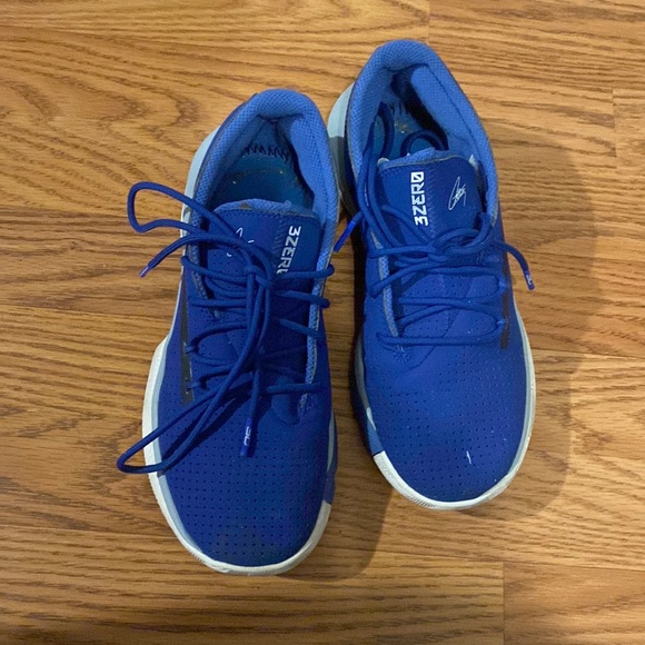curry sneakers youth
